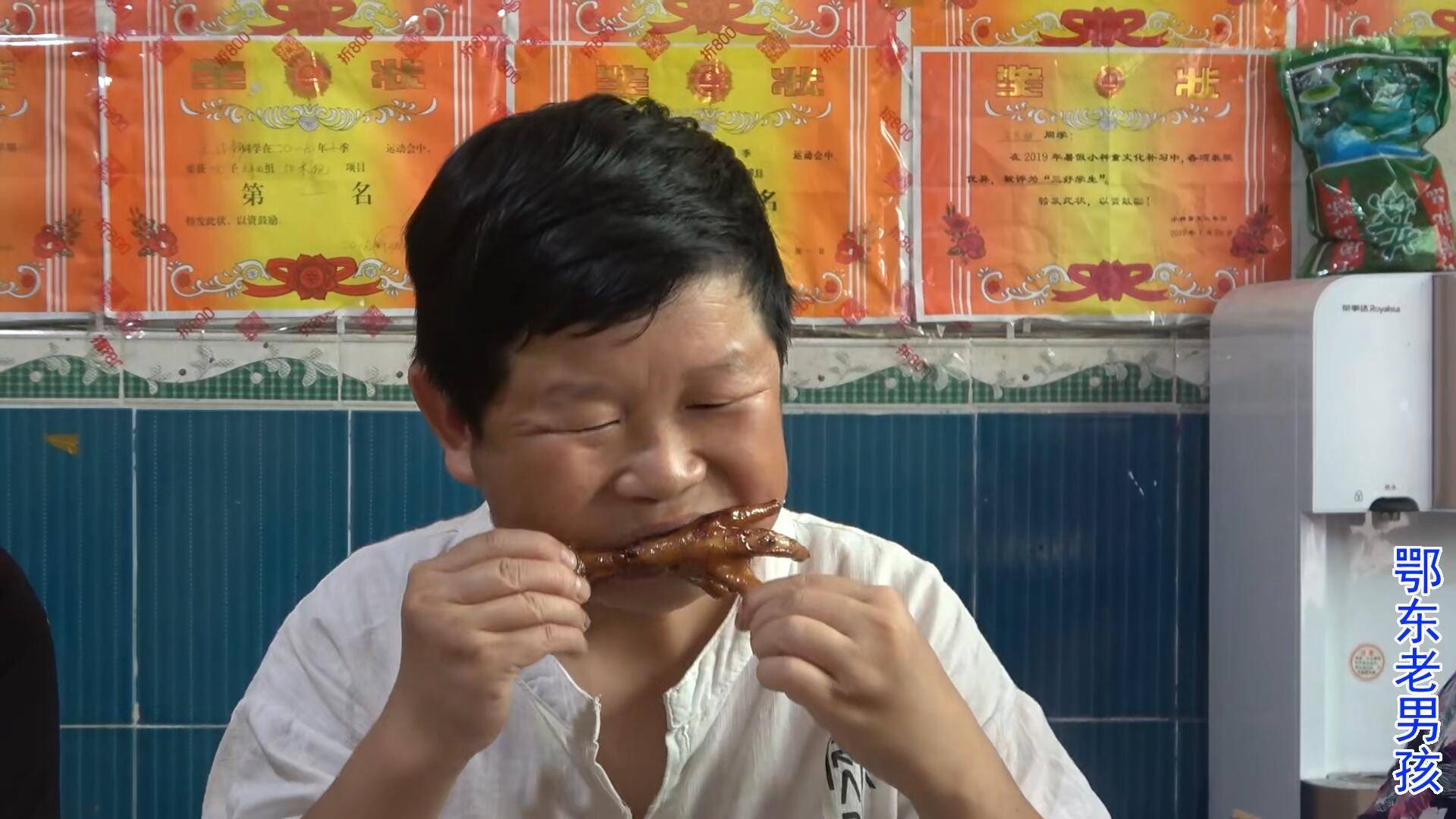 大表哥来家里,老男孩亲自下厨做美食,一只鸡爪耽误了减肥大计